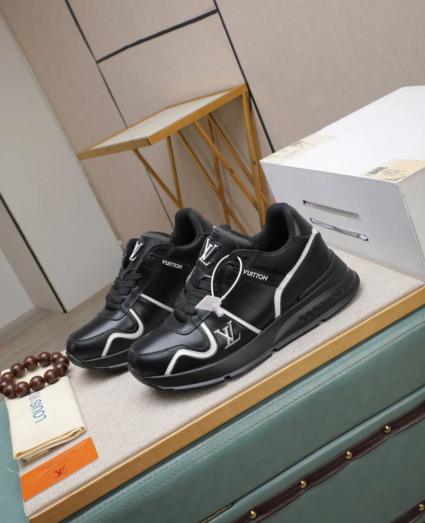 Men's shoes 💰600 📛📛【LOUIS VUITTON】New products synchronized on the official website 👟Milan fashion show style 🇰🇾🇰🇾LV family logo, celebrity style, a must-have for fashionistas ⚠️First-layer calfskin ➕Genuine leather lining ➕Official website original version special outsole 👞Number 38-44